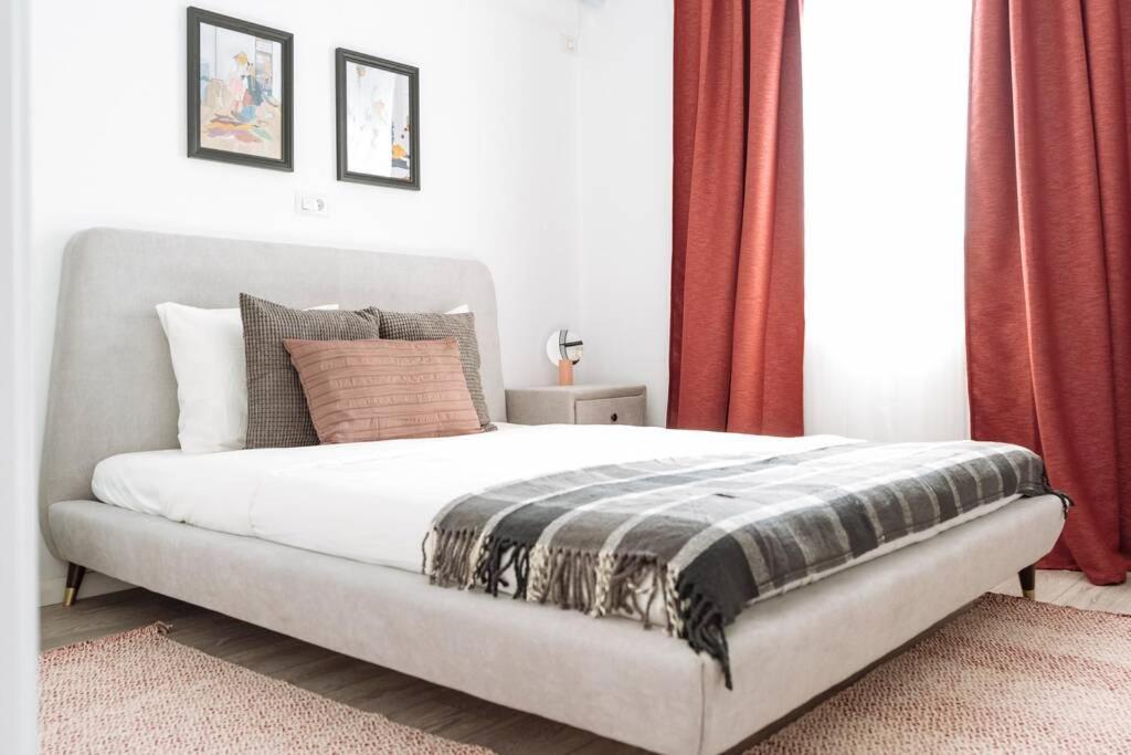 Sunny 2br Flat - Old Town View דירה